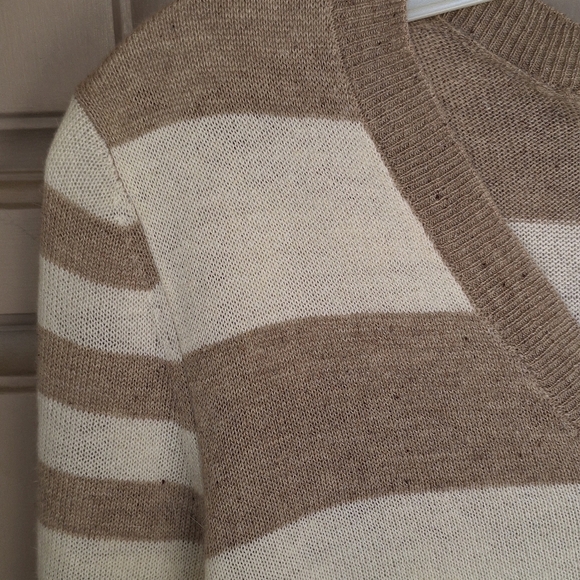 Forever21 Sweater Wool Blend SzM Long Sleeve Contrast Stripe Taupe/Creme V Neck - Picture 2 of 7